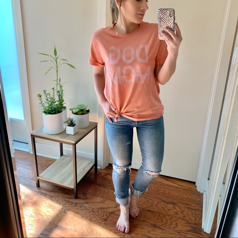 | dog mom knotted tee |